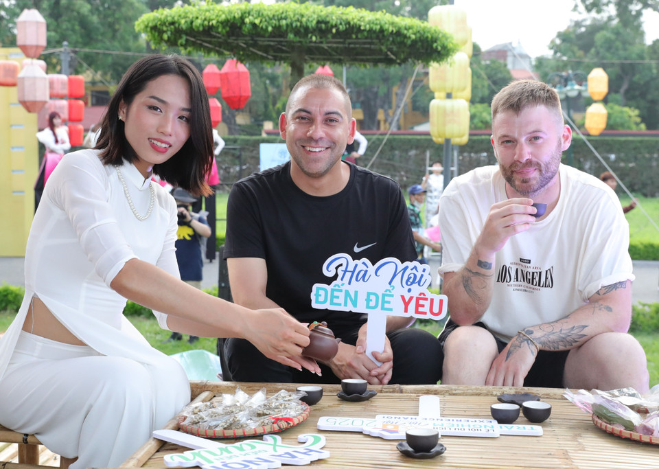 Visitors enjoy drinking lotus-scented tea at the Imperial Citadel of Thang Long (Hanoi). (Photo: VNA)