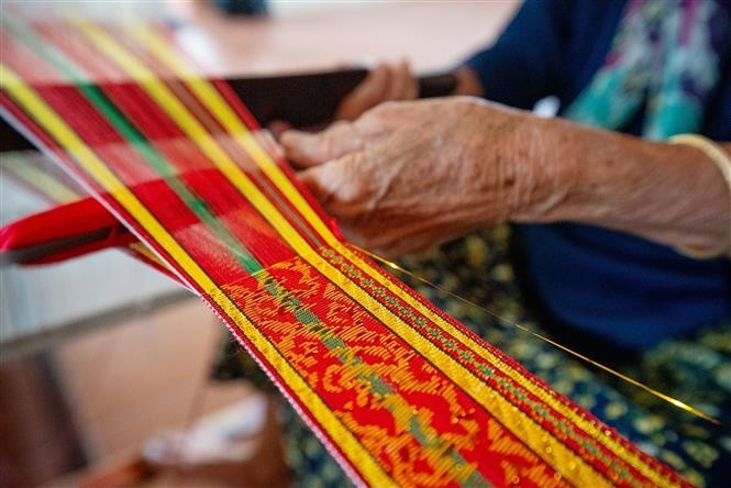 The patterns on Cham brocade fabrics are diverse and colorful. (Photo: VNA)