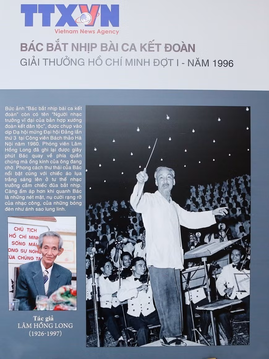 The photos “Uncle Ho leading the singing of the song “Solidarity” and “Mother and son on reunion day” by photographer Lam Hong Long win the Ho Chi Minh Prize in 1996. (Photo: VNA)