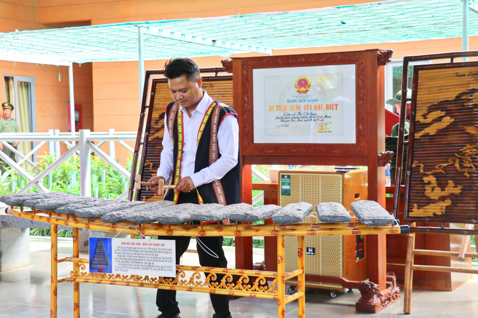 A lithophone performance at the former headquarters of the Liberation Army of South Vietnam in Dong Nai province (formerly Loc Ninh district, Binh Phuoc province). (Photo: VNA)
