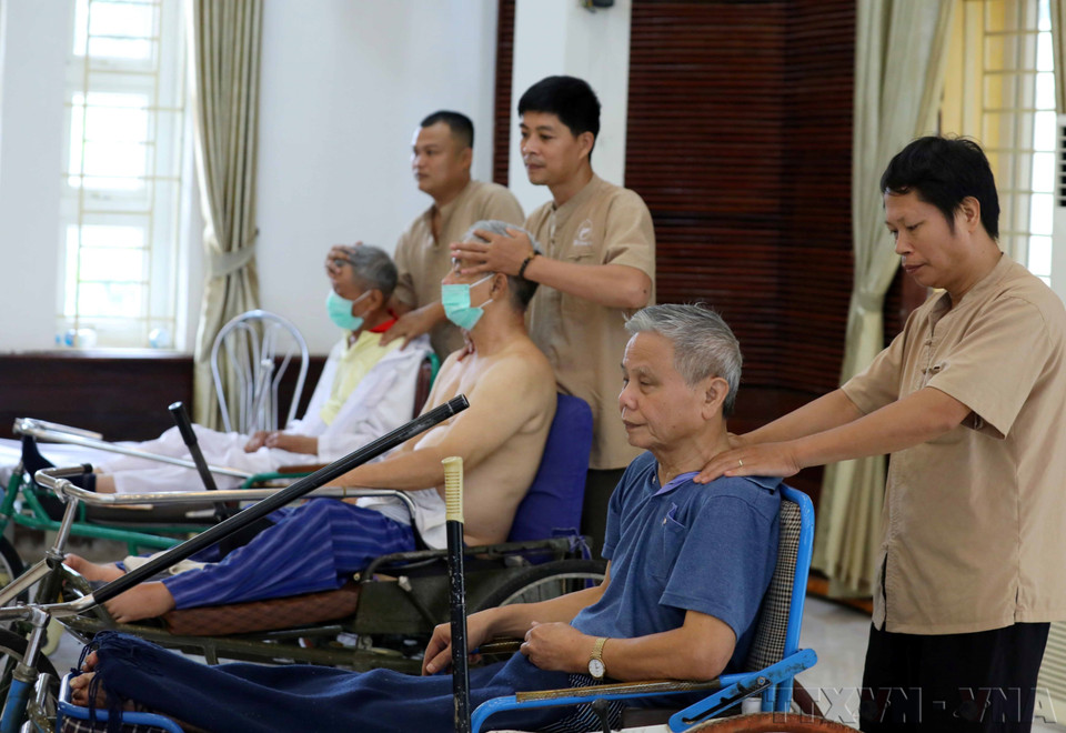 The Vietnamese Spinal Health and Chiropractic Centre collaborates with the Thuan Thanh War Invalids Nursing Centre (Bac Ninh province) to provide functional rehabilitation for wounded and sick soldiers (July 2022). (Photo: VNA)