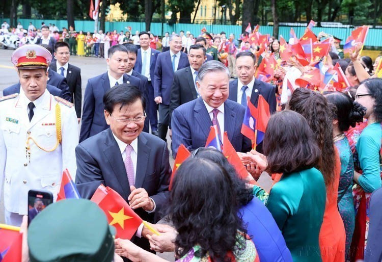 People of Hanoi warmly welcome Party General Secretary and President of Laos Thongloun Sisoulith on his State visit to Vietnam, September 10, 2024. (Photo: VNA)