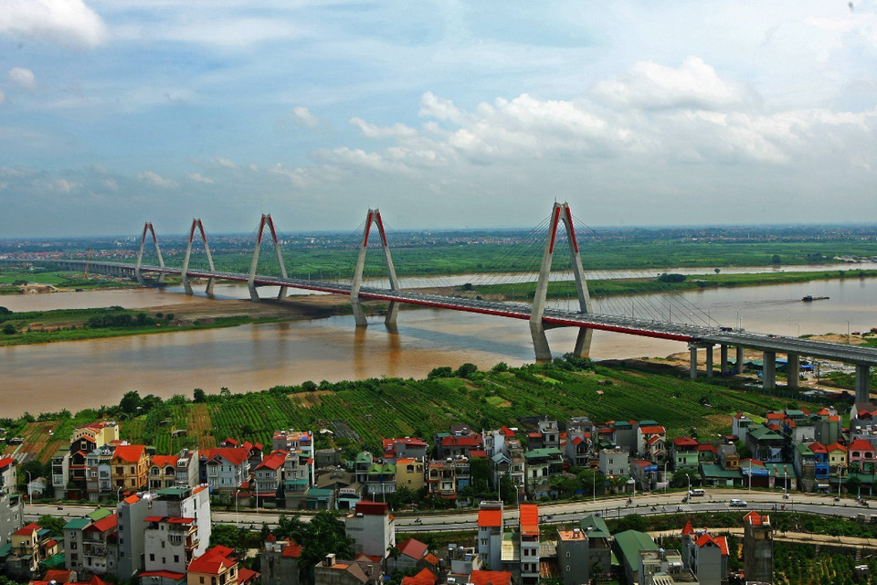 Nhat Tan Bridge – the largest cable-stayed bridge in Vietnam spanning the Red River – a gift from the Japanese people to mark the 60th anniversary of Hanoi’s Liberation Day (October 10, 1954 –2014). (Photo: VNA)