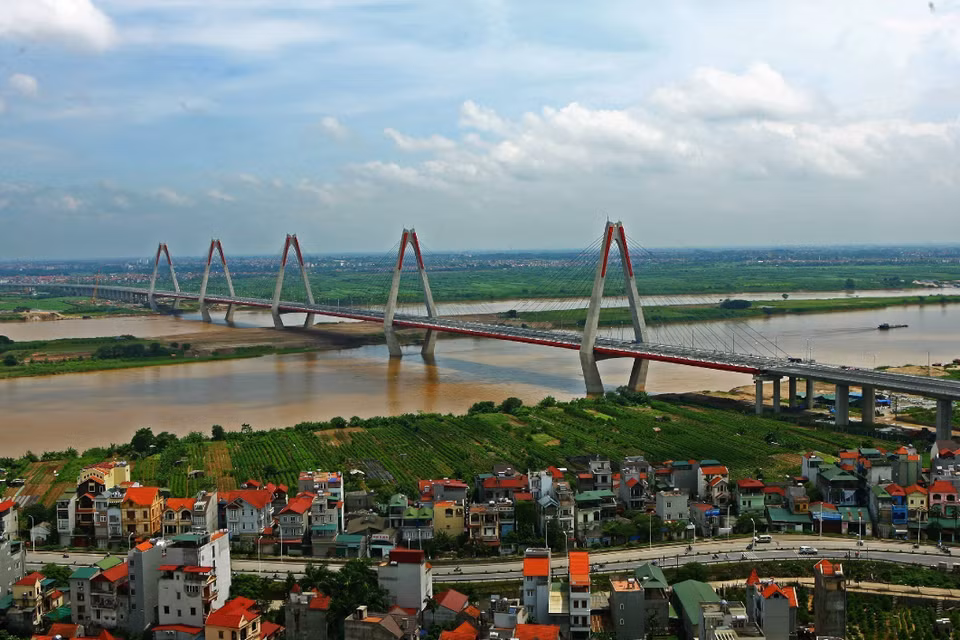 Nhat Tan Bridge – the largest cable-stayed bridge in Vietnam spanning the Red River – a gift from the Japanese people to mark the 60th anniversary of Hanoi’s Liberation Day (October 10, 1954 –2014). (Photo: VNA)