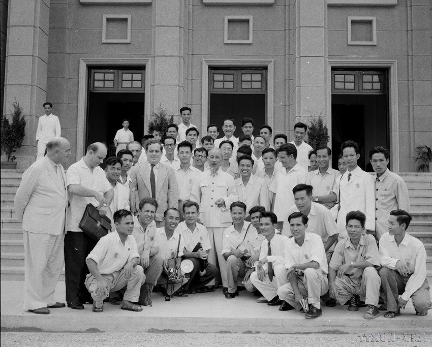VNA reporter Bui Dinh Tuy (pen name Dinh Thuy, seated third from left) together with domestic and foreign journalists honoured to pose with President Ho Chi Minh at the third National Party Congress (September 1960). (Photo: VNA)