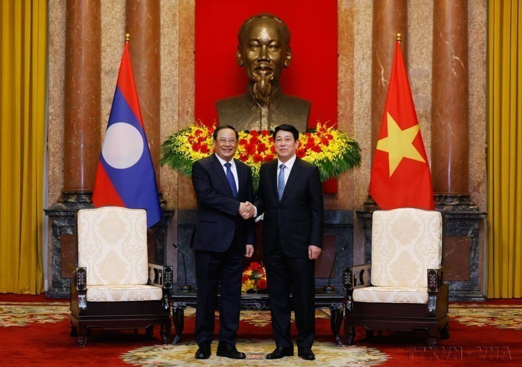 President Luong Cuong receives Lao Prime Minister Sonexay Siphandone during his visit to Vietnam for the 4th P4G Summit (Partnership for Green Growth and the Global Goals 2030) in Hanoi, on April 17, 2025. (Photo: VNA)