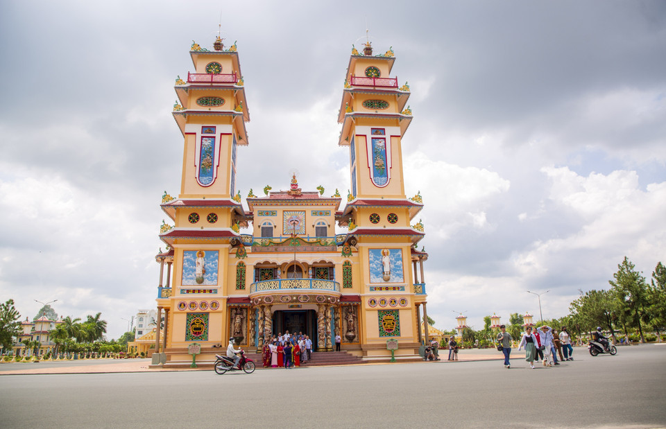 The Cao Dai Holy See is a unique religious architectural work, attracting tourists with its strange beauty and peaceful spiritual space. (Photo: VNA)