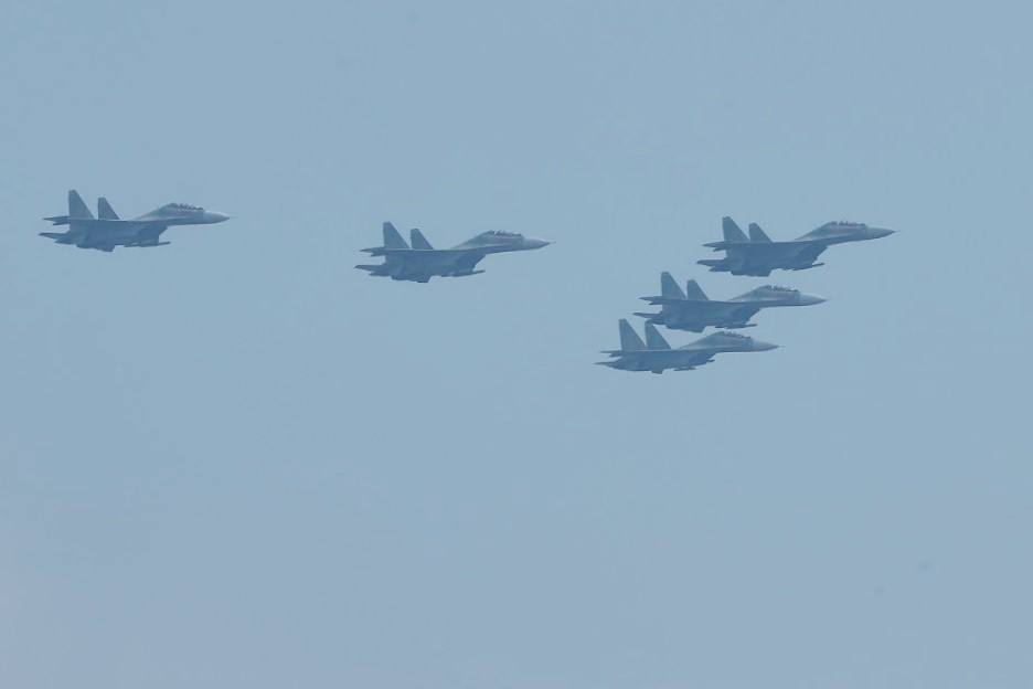 Five Su-30MK2 fighter jets rehearse in an arrow formation in preparation for the A80 grand celebration. (Photo: VNA)