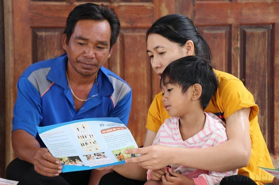 Healthcare workers in border communes of Gia Lai province conduct house-to-house outreach on healthcare programs for ethnic minority communities (2023). (Photo: VNA)