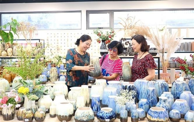 Artisan Ha Thi Vinh (first left), Chairwoman of the Hanoi Handicraft and Craft Village Association and Director of Quang Vinh Ceramics Co., Ltd., has devoted over 30 years to producing fine ceramic exports – a 5-star OCOP national product now present in European markets. With over 700 workers at two sites in Bat Trang (Hanoi) and Quang Ninh, Quang Vinh has become a prominent name in Vietnam’s ceramics industry. (Photo: VNA)