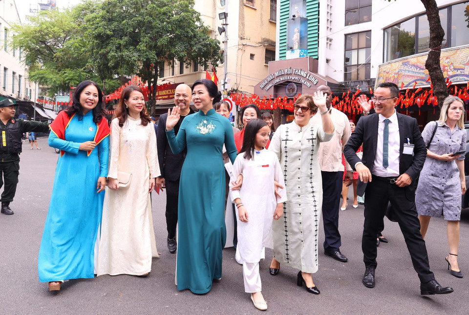 The two spouses on Hoan Kiem pedestrian street. (Photo: VNA)
