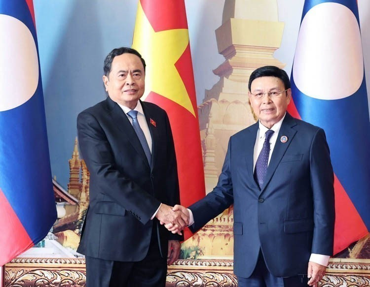 President of the Lao National Assembly and President of the 45th ASEAN Inter-Parliamentary Assembly (AIPA) Saysomphone Phomvihane welcomes and holds talks with Vietnamese National Assembly Chairman Tran Thanh Man during his official visit to Laos on October 17, 2024. (Photo: VNA)