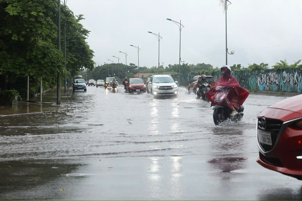 Flooding disrupts traffic on Nguyen Ngoc Chan street, Long Bien ward. (Photo: VNA)