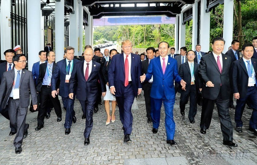 Vietnam’s diplomacy continues to contribute to deepening external relations and international integration. In photo: State President Tran Dai Quang with foreign leaders at the 25th APEC Economic Leaders’ Meeting themed “Creating New Dynamism, Fostering a Shared Future,” in Da Nang, 2017. (Photo: VNA)