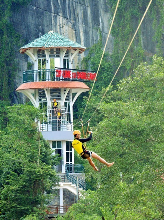 Visitors participate in ziplining along the Chay River – Dark Cave route in Phong Nha – Ke Bang National Park. (Photo: VNA)