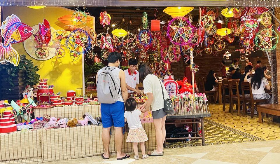 A Mid-Autumn toy stall inside Royal City urban complex (Hanoi). (Photo: VNA)