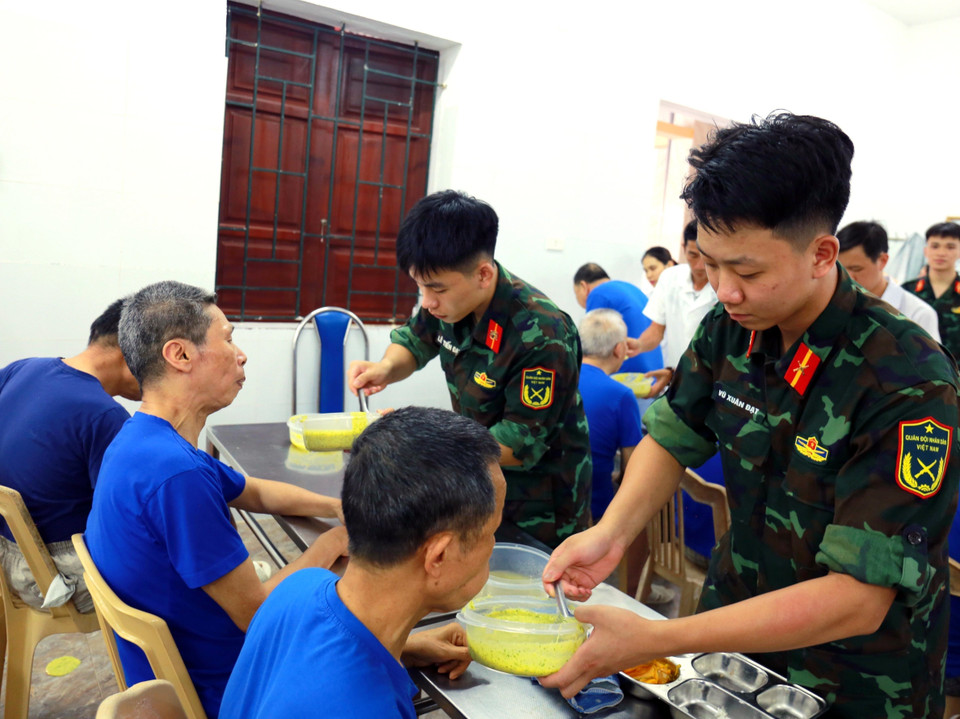 Volunteers from the Academy of Cryptography Techniques help care for wounded and sick soldiers at the Kim Bang Nursing Centre. (Photo: VNA)
