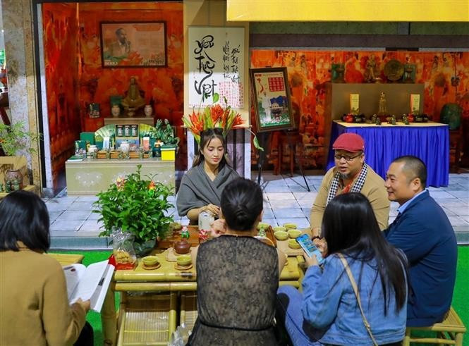 In the cool autumn air, visitors sip tea beside traditional craft stalls, soaking up the unique charm of Hanoi’s autumn. (Photo: VNA)