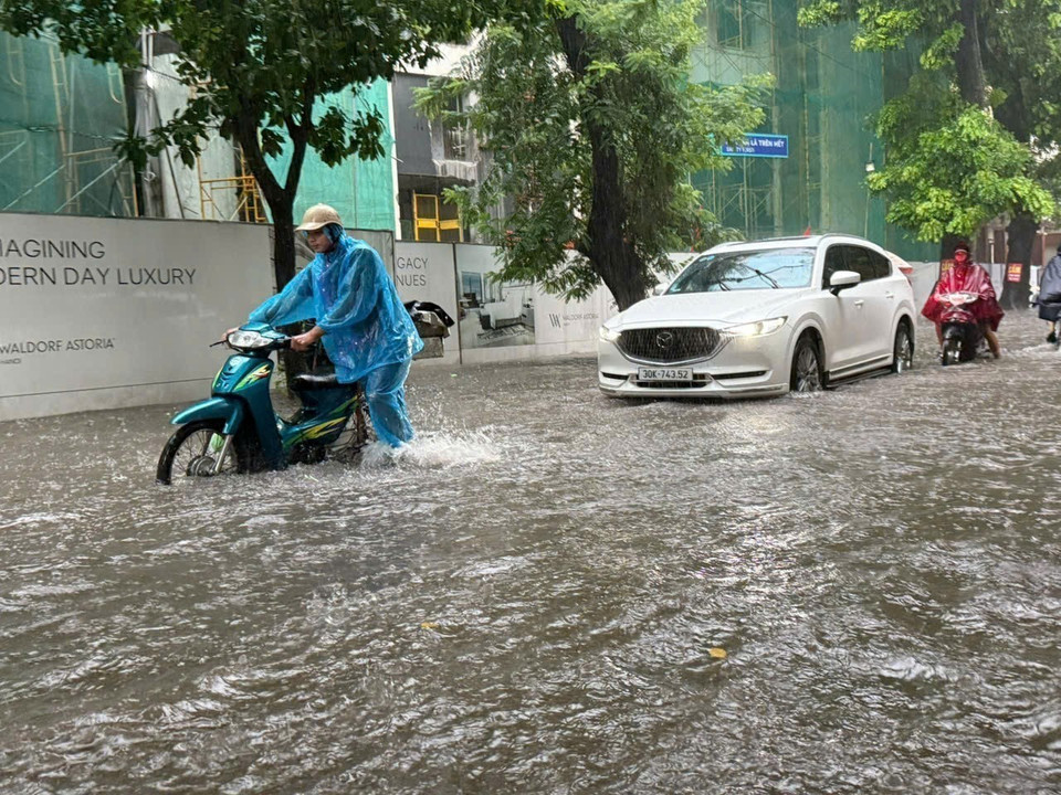 Flooding on Dang Thai Than street, Cua Nam ward. (Photo: VNA)