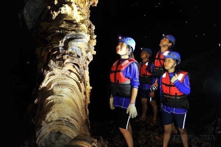 Visitors explore the magnificent beauty of nature inside Dark Cave at Phong Nha – Ke Bang National Park. (Photo: VNA)