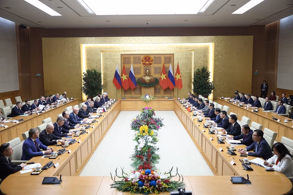 Prime Minister Pham Minh Chinh and his Russian counterpart Mikhail Vladimirovich Mishustin hold talks in Hanoi. (Photo: VNA)