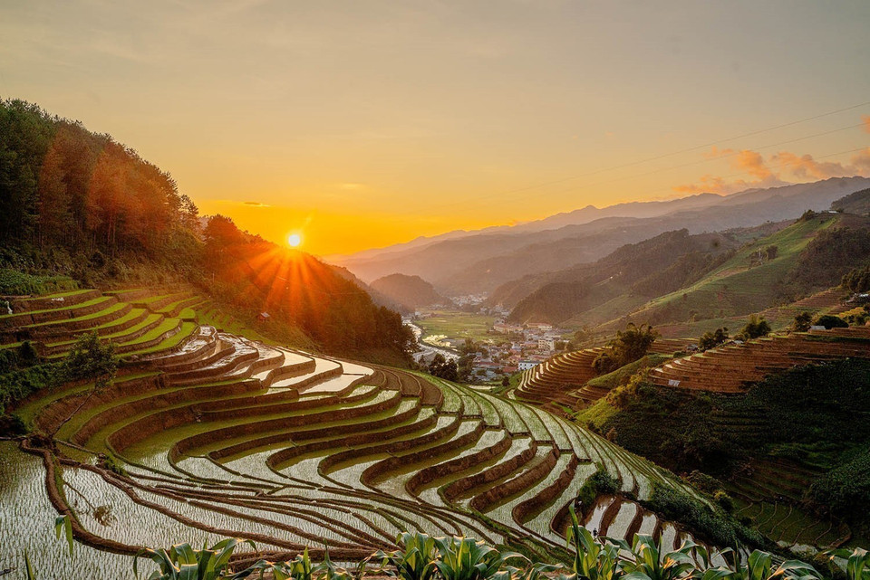 Terraced rice fields are glowing in the afternoon light in Mu Cang Chai commune, Lao Cai province. (Photo: VNA)
