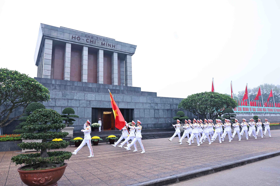 Ceremonial troops march past the Ho Chi Minh Mausoleum. (Photo: VNA)