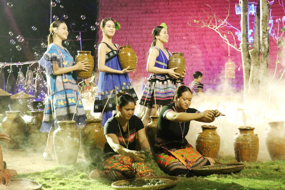 Colorful traditional brocade costumes, handwoven by the S’tieng people, are on display for the first time on a professional fashion catwalk by designer Minh Hanh. (Photo: VNA)