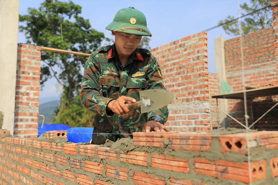 Officers and soldiers of Regiment 741 under Dien Bien Provincial Military Command help people build houses in Muong Pon 2 village. (Photo: VNA)
