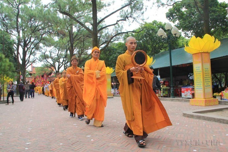 The water procession ritual at the Con Son – Kiep Bac Spring Festival is a significant ceremony meant to collect water for bathing sacred statues. It also symbolizes community strength and the wish for peace and prosperity (2017). (Photo: VNA)