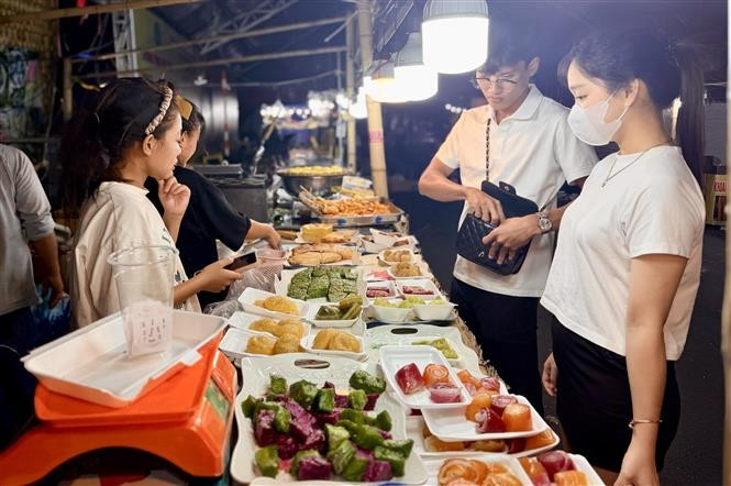 Visitors exploring booths at the southern folk cake festival – An Giang 2025. (Photo: VNA)