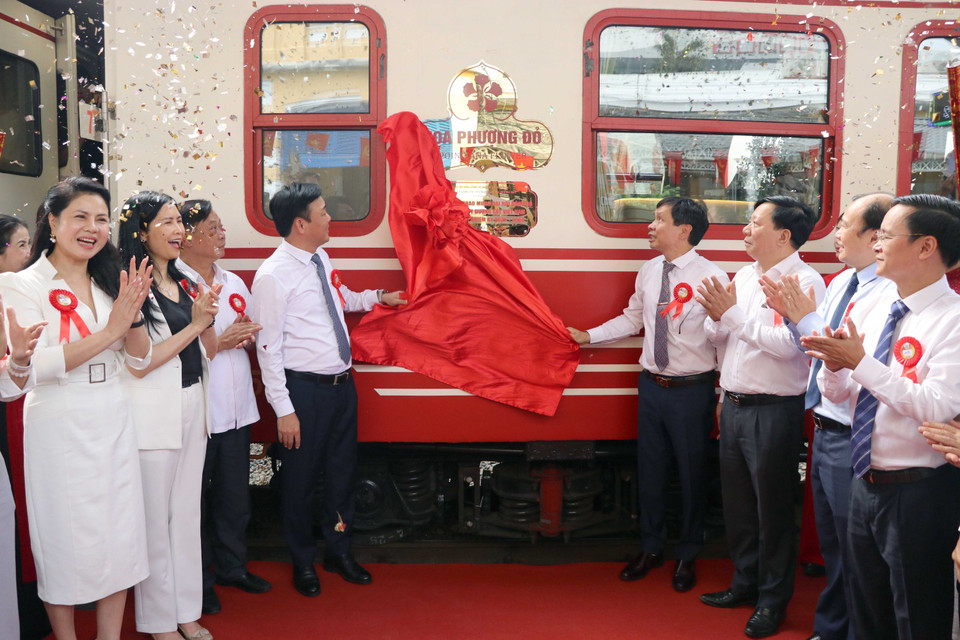 Delegates attend the launch ceremony of the high-quality “Flamboyant Flower” train. (Photo: VNA)