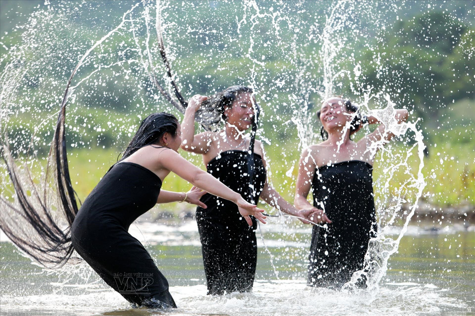 This activity helps them dispel fatigue, bringing a sense of peace and regenerating energy for the next working day. (Photo: VNA)