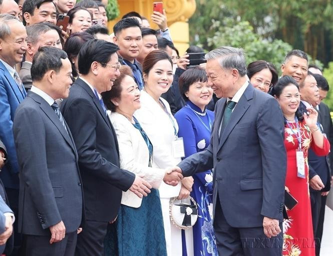 On the occasion of Vietnamese Entrepreneurs' Day (October 13), Party General Secretary and State President To Lam meets with a delegation of outstanding entrepreneurs from the Vietnam Chamber of Commerce and Industry (VCCI) and the Vietnam Association of Private Entrepreneurs at the Presidential Palace (October 11, 2024). (Photo: VNA)