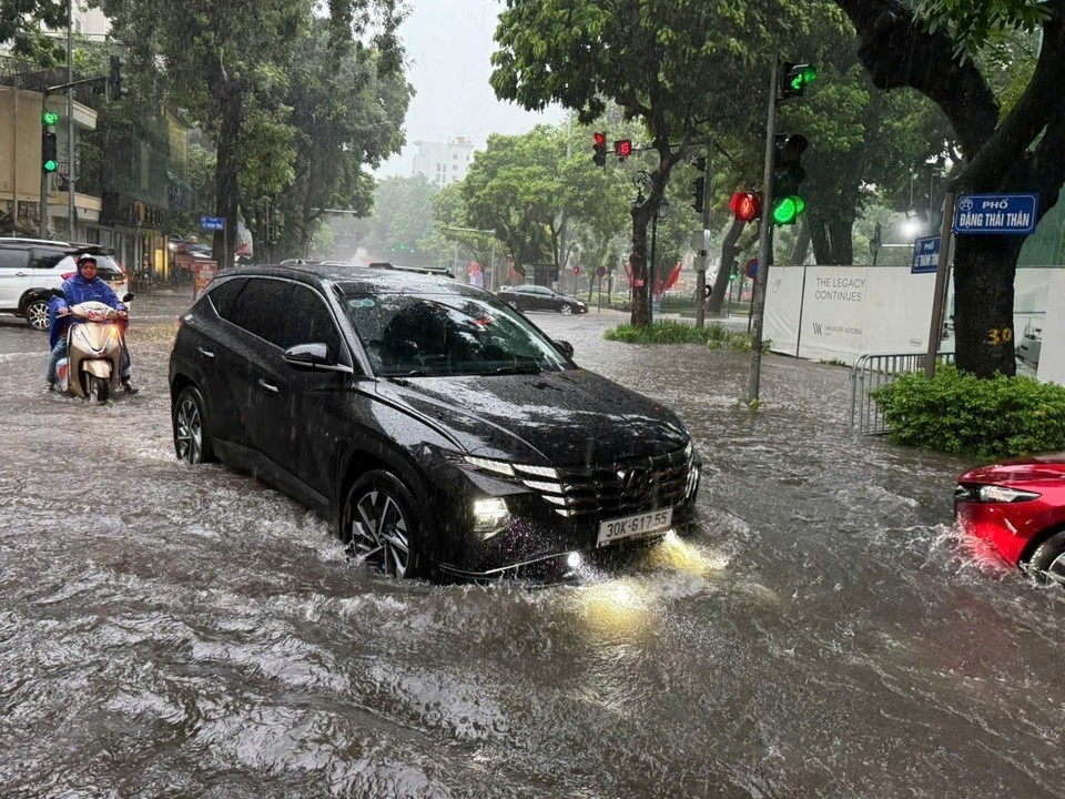 Torrential rain turns many streets into “rivers” within a short time. (Photo: VNA)