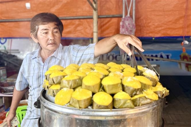 An An Giang artisan and his steamed palm sugar sponge cakes (banh bo thot not). (Photo: VNA)
