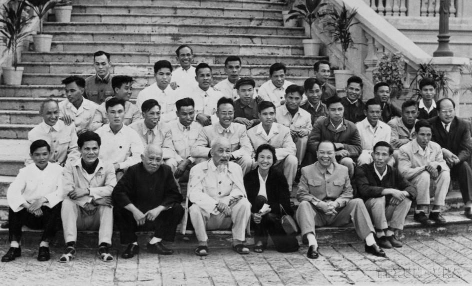 President Ho Chi Minh, Vice President Ton Duc Thang, and Comrade Truong Chinh in a souvenir photo with news agency and press reporters serving the third National Party Congress (1960). Sitting between President Ho Chi Minh and Comrade Truong Chinh is journalist Huynh Thi Huong (VNA reporter), while the man wearing glasses seated behind President Ho is journalist Le Ba Thuyen (Deputy Director of VNA). (Fhoto: VNA archives)