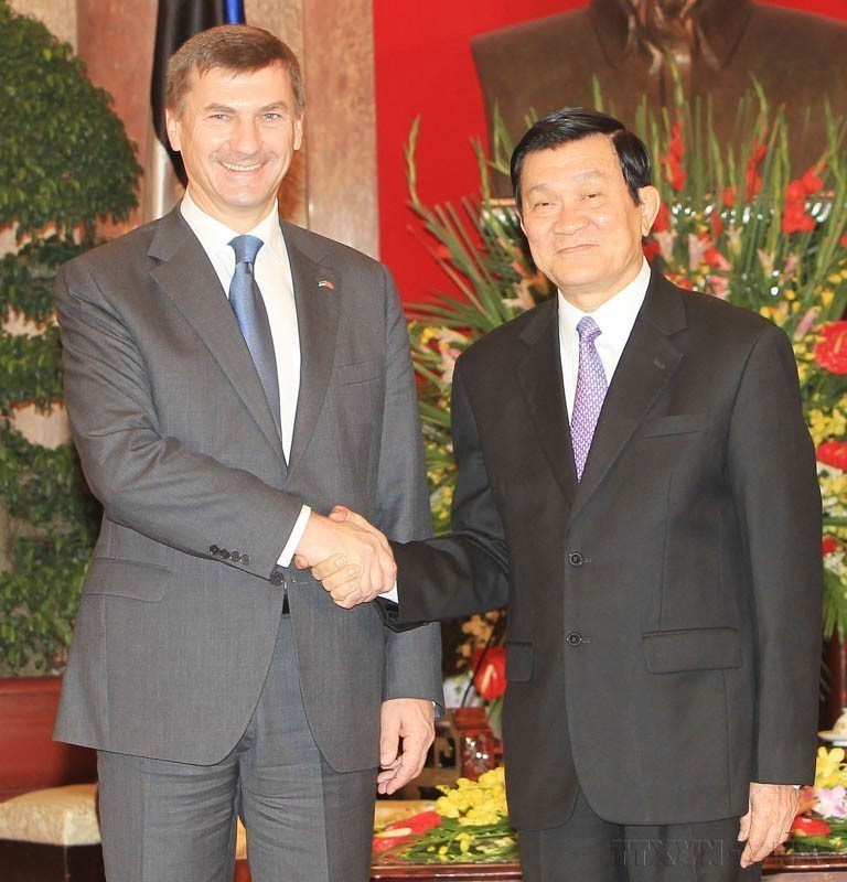 State President Truong Tan Sang welcomes Estonian Prime Minister Andrus Ansip during the latter’s official visit to Vietnam (Hanoi, November 7, 2011). (Photo: VNA)