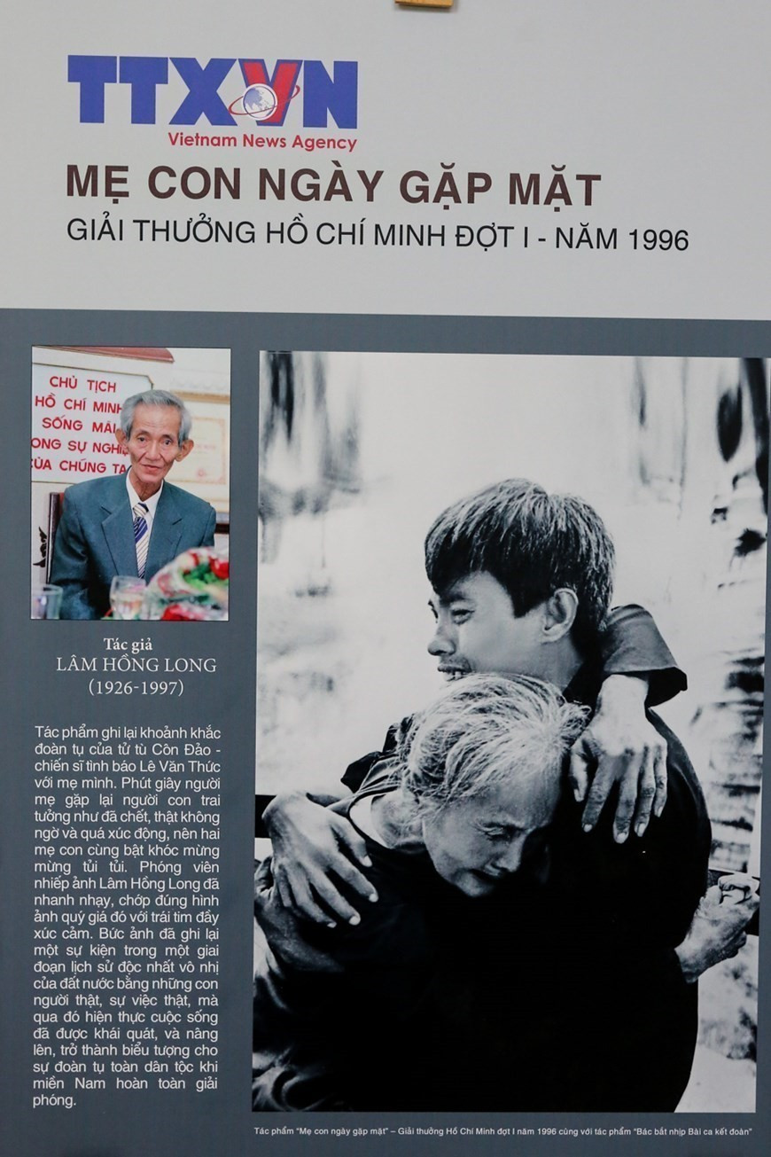 The photos “Uncle Ho leading the singing of the song “Solidarity” and “Mother and son on reunion day” by photographer Lam Hong Long win the Ho Chi Minh Prize in 1996. (Photo: VNA)