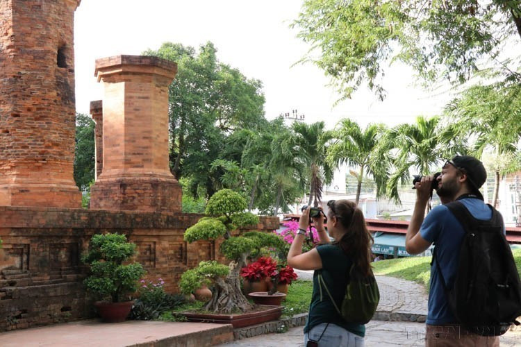 Russia is the second largest tourist market of Khanh Hoa tourism, after China. In the photo: Two Russian tourists take photos at the Ponagar Tower relic in Khanh Hoa. (Photo: VNA)