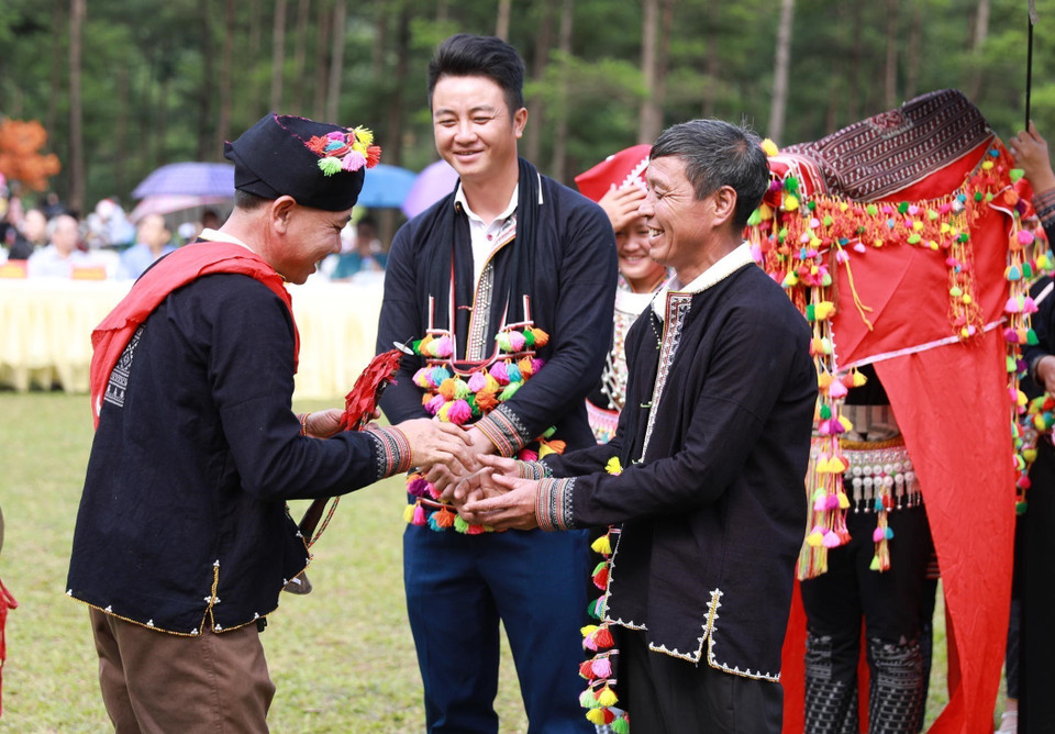 After the bride procession rituals are completed, representatives of both families bow to wish the young couple happiness. (Photo: VNA)
