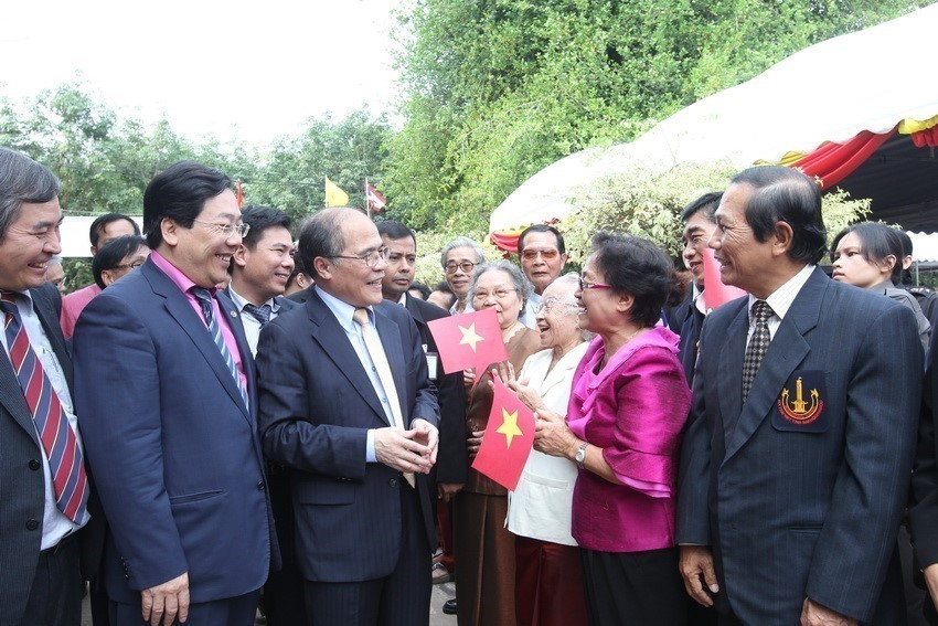 National Assembly Chairman Nguyen Sinh Hung meets with overseas Vietnamese in Thailand at the Ho Chi Minh Memorial Site in Udon Thani Province, Thailand, on December 4, 2012. (Photo: VNA)