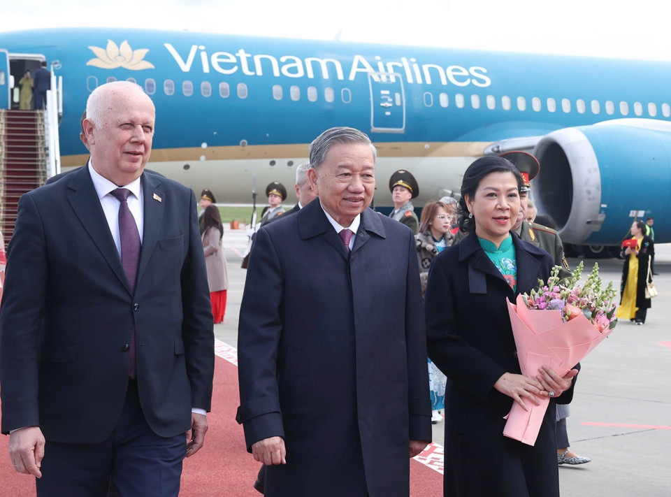 Belarusian Deputy Prime Minister Anatoly Sivak welcomes General Secretary To Lam and his spouse at Minsk International Airport. (Photo: VNA)