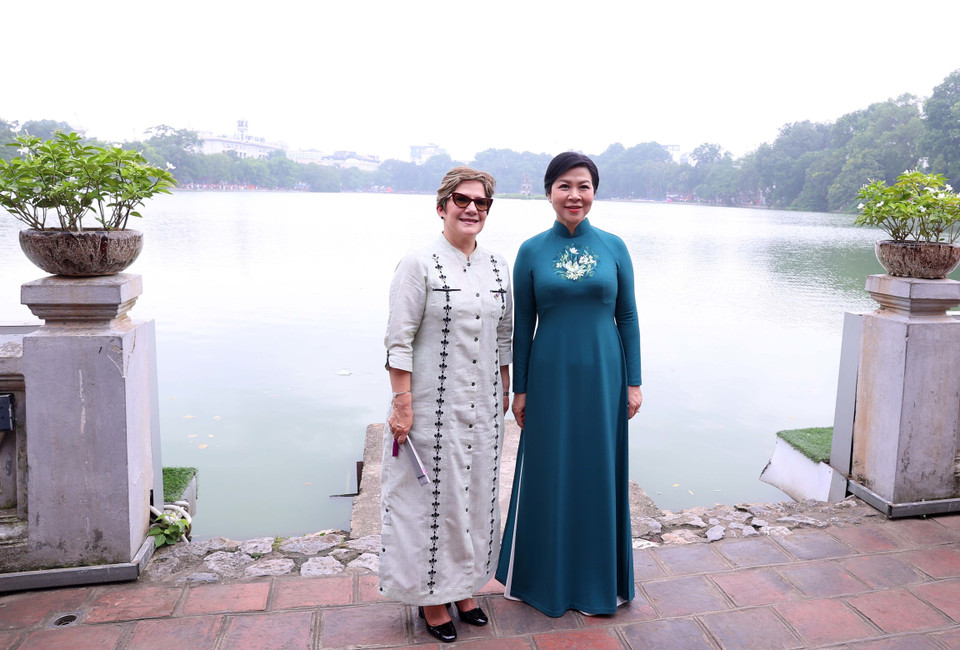 The two spouses pose for a photo. (Photo: Van Diep – VNA)