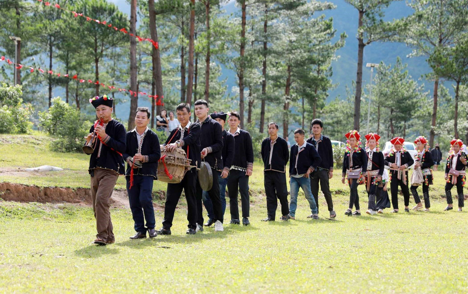 The groom’s procession usually consists of relatives and friends, dressed in traditional costumes and carrying wedding offerings. (Photo: VNA)