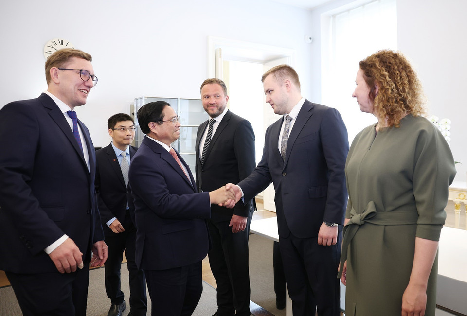 Prime Minister Kristen Michal introduces members of the Estonian delegation to Prime Minister Pham Minh Chinh. (VNA)