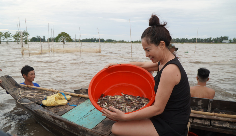 Visitors delighted with their catches of different kinds of wild fish. (Photo: VNA)
