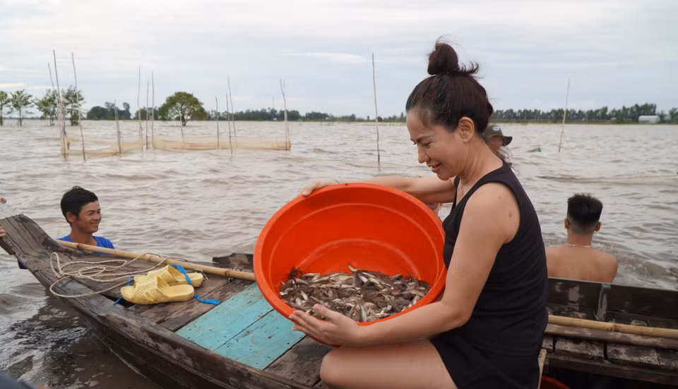 Visitors delighted with their catches of different kinds of wild fish. (Photo: VNA)