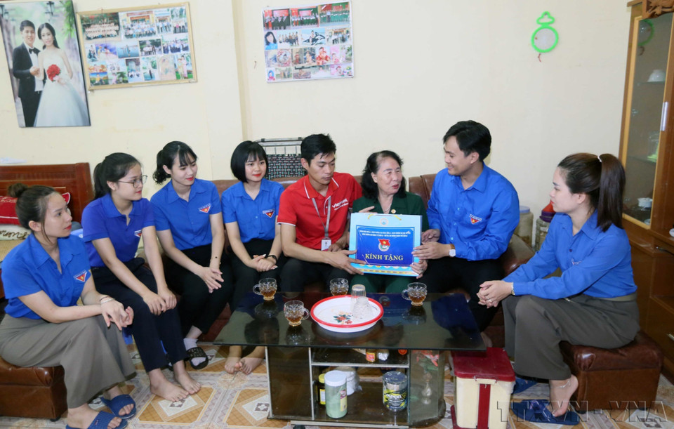 Youth in Son La province visit and present gifts to war invalid and Agent Orange victim Le Thi Tam in To Hieu ward (July 2024). (Photo: VNA)