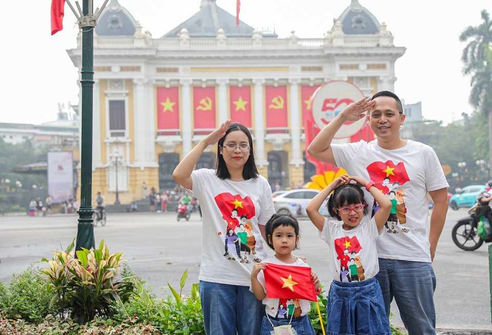 A family captures a commemorative photo on the morning of April 30, 2025. (Photo: VNA)
